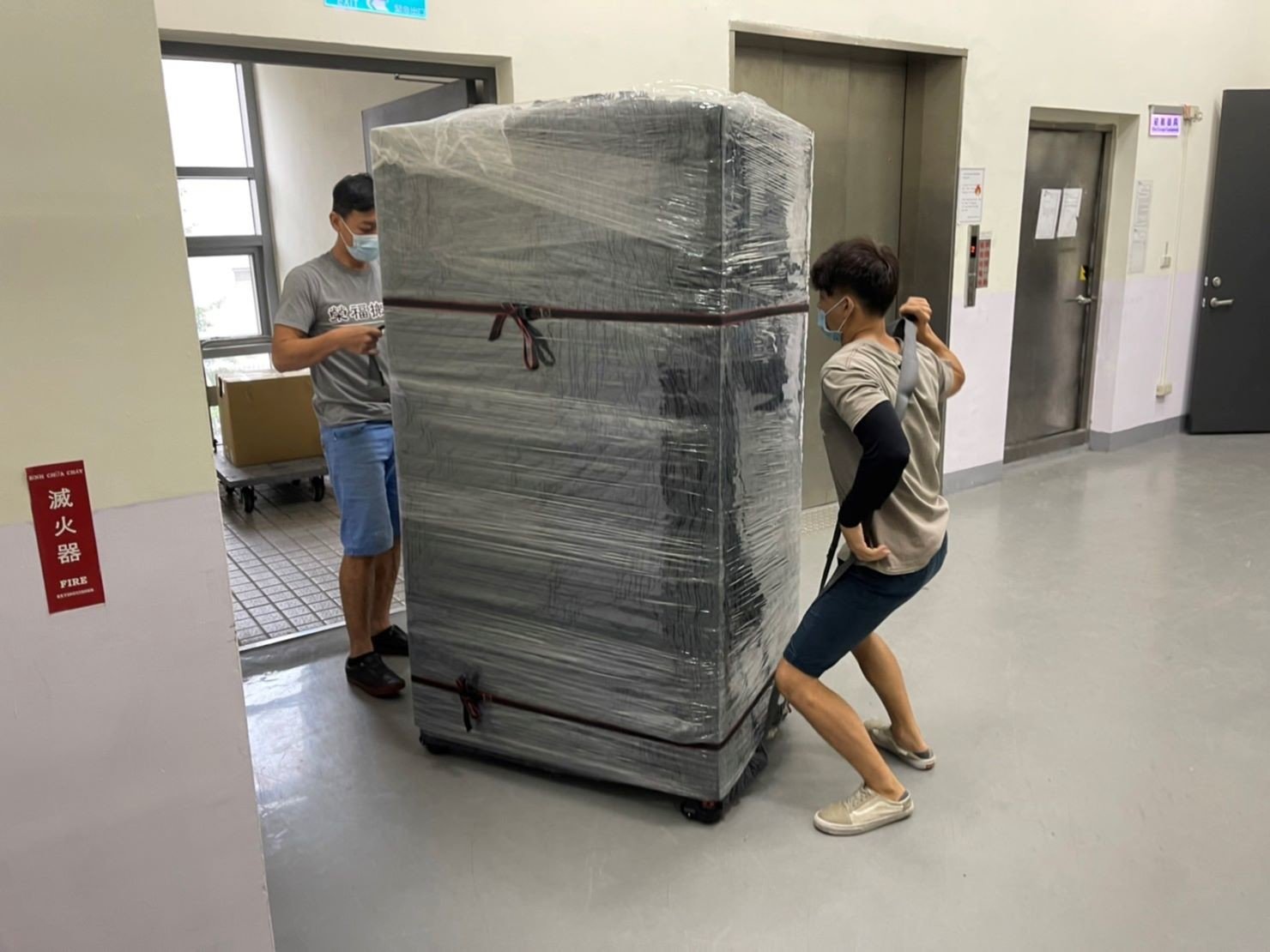 只需搬一件家具?搬運單一生財器具、儀器設備、販賣機、客製化設備、特殊重物推薦【榮福搬家】專業包裝防護搬運「細膩包裝手法、專業搬運技巧、用心服務、以客為尊」是榮福搬家公司的宗旨與精神。歡迎立即來電02-2651-2727專人服務。 只需搬一件家具?搬運單一生財器具、儀器設備、販賣機、客製化設備、特殊重物推薦【榮福搬家】專業包裝防護搬運「細膩包裝手法、專業搬運技巧、用心服務、以客為尊」是榮福搬家公司的宗旨與精神。歡迎立即來電02-2651-2727專人服務。
