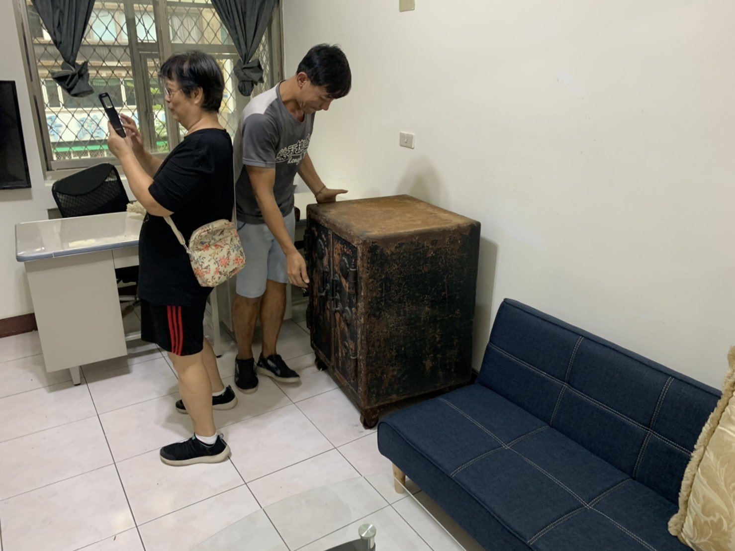 精搬搬金庫【榮福搬家公司】搬家公司首選、台北搬家、新北搬家公司推薦:搬金庫、保險櫃搬運、搬重物、搬佛像、玉石、原石等搬運服務,包裝搬運、打包裝箱「細膩包裝、專業搬運、用心服務、以客為尊」是榮福搬家公司的宗旨與精神。歡迎立即來電02-2651-2727專人服務。 精搬搬金庫【榮福搬家公司】搬家公司首選、台北搬家、新北搬家公司推薦:搬金庫、保險櫃搬運、搬重物、搬佛像、玉石、原石等搬運服務,包裝搬運、打包裝箱「細膩包裝、專業搬運、用心服務、以客為尊」是榮福搬家公司的宗旨與精神。歡迎立即來電02-2651-2727專人服務。