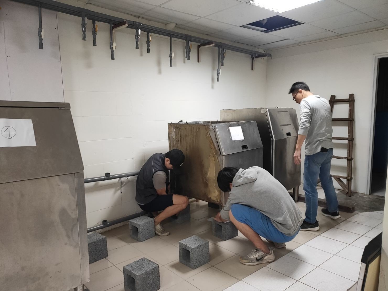 店面搬遷、重物搬運、搬生財器具、大型廚房設備搬運【榮福搬家公司】搬製冰機、搬臥式冰櫃、廠房遷移、中央廚房搬遷、搬洗衣機、搬披薩窯、精搬金庫、搬保險櫃、精搬魚缸、精搬鋼琴、廚具設備搬運、搬工計時、人力搬運、搬運、床墊搬運、搬營業用冰箱、冰箱搬運、搬家首選、吊掛搬運、搬公司行號、特殊重物搬運、專搬重物、新北搬家推薦、搬家公司、基隆搬家、南港搬家、桃園搬家公司、台北搬家公司推薦:大台北搬家,精緻包裝搬運「細膩包裝、專業搬運、用心服務、以客為尊」是榮福搬家公司的宗旨與精神。歡迎立即來電02-2651-2727專人服務。 店面搬遷、重物搬運、搬生財器具、大型廚房設備搬運【榮福搬家公司】搬製冰機、搬臥式冰櫃、廠房遷移、中央廚房搬遷、搬洗衣機、搬披薩窯、精搬金庫、搬保險櫃、精搬魚缸、精搬鋼琴、廚具設備搬運、搬工計時、人力搬運、搬運、床墊搬運、搬營業用冰箱、冰箱搬運、搬家首選、吊掛搬運、搬公司行號、特殊重物搬運、專搬重物、新北搬家推薦、搬家公司、基隆搬家、南港搬家、桃園搬家公司、台北搬家公司推薦:大台北搬家,精緻包裝搬運「細膩包裝、專業搬運、用心服務、以客為尊」是榮福搬家公司的宗旨與精神。歡迎立即來電02-2651-2727專人服務。